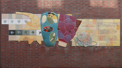 912214 Afbeelding van paneel 1 van het drieluik 'Lof der Keramiek', bestaande uit een keramieken mozaïek met het ...